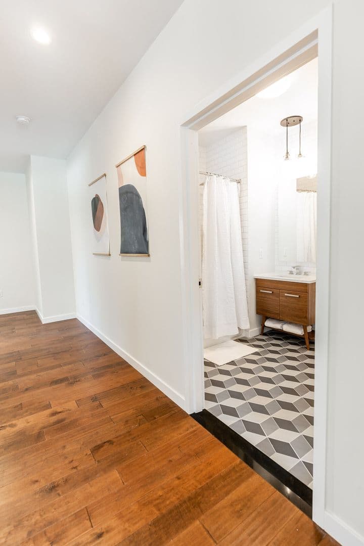 Newark Apartment: 10 Central Ave