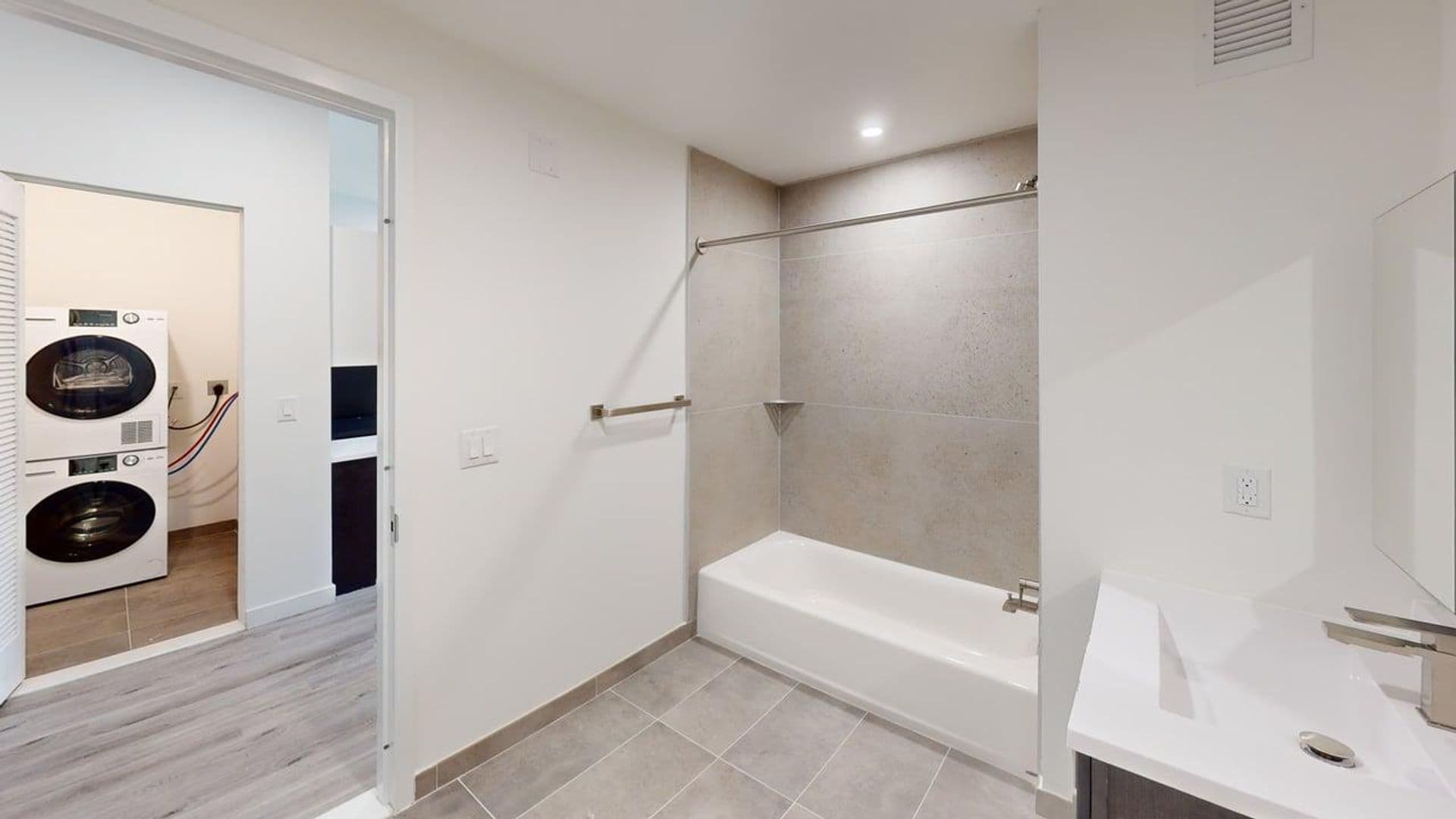 Newark Apartment: 10 Commerce Court