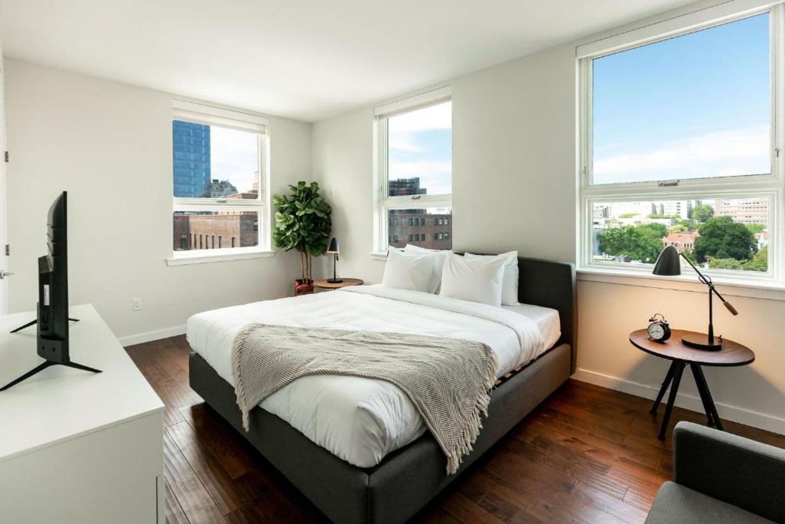 Newark Apartment: 10 Central Ave