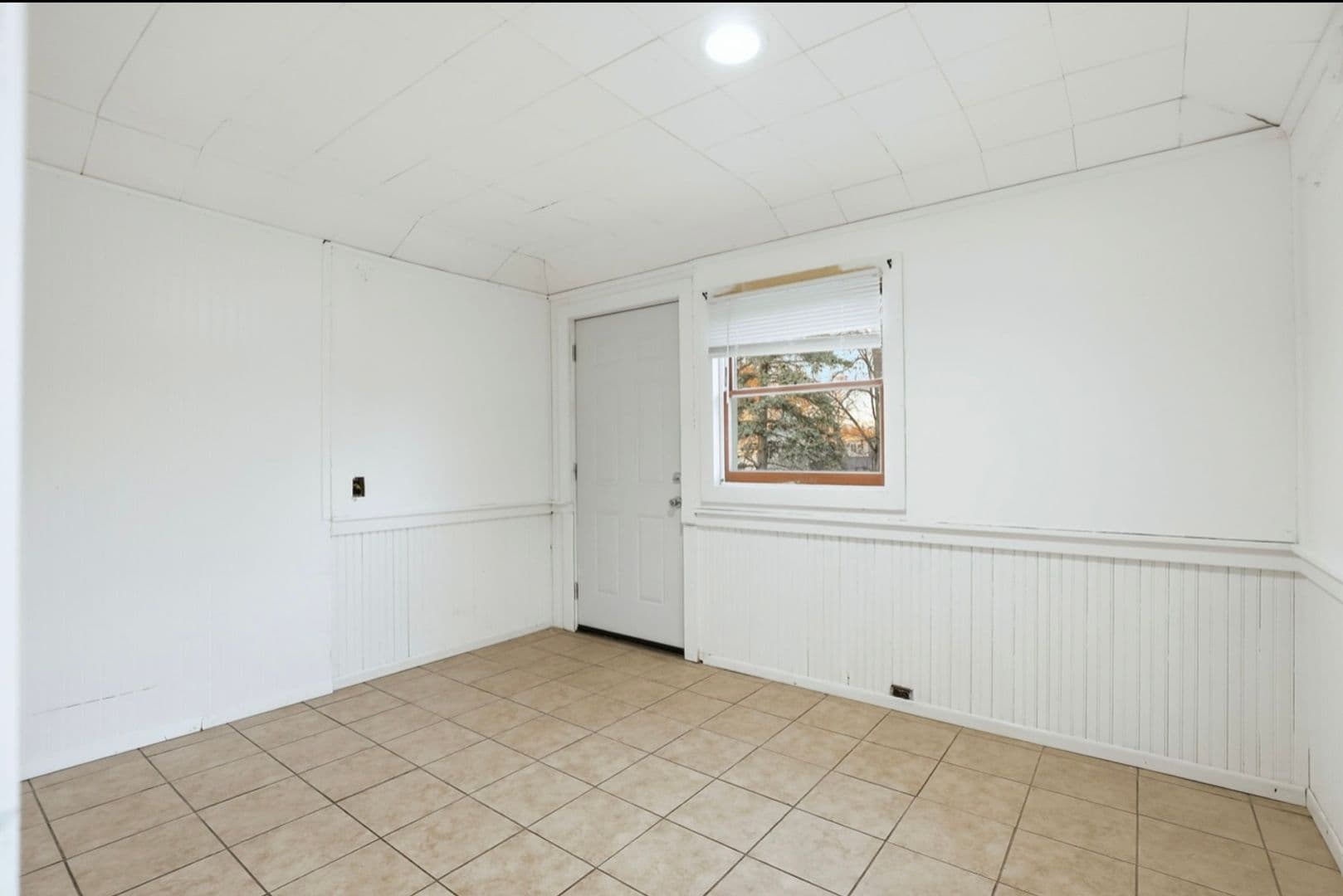 Saginaw Apartment: 1610 Court St.