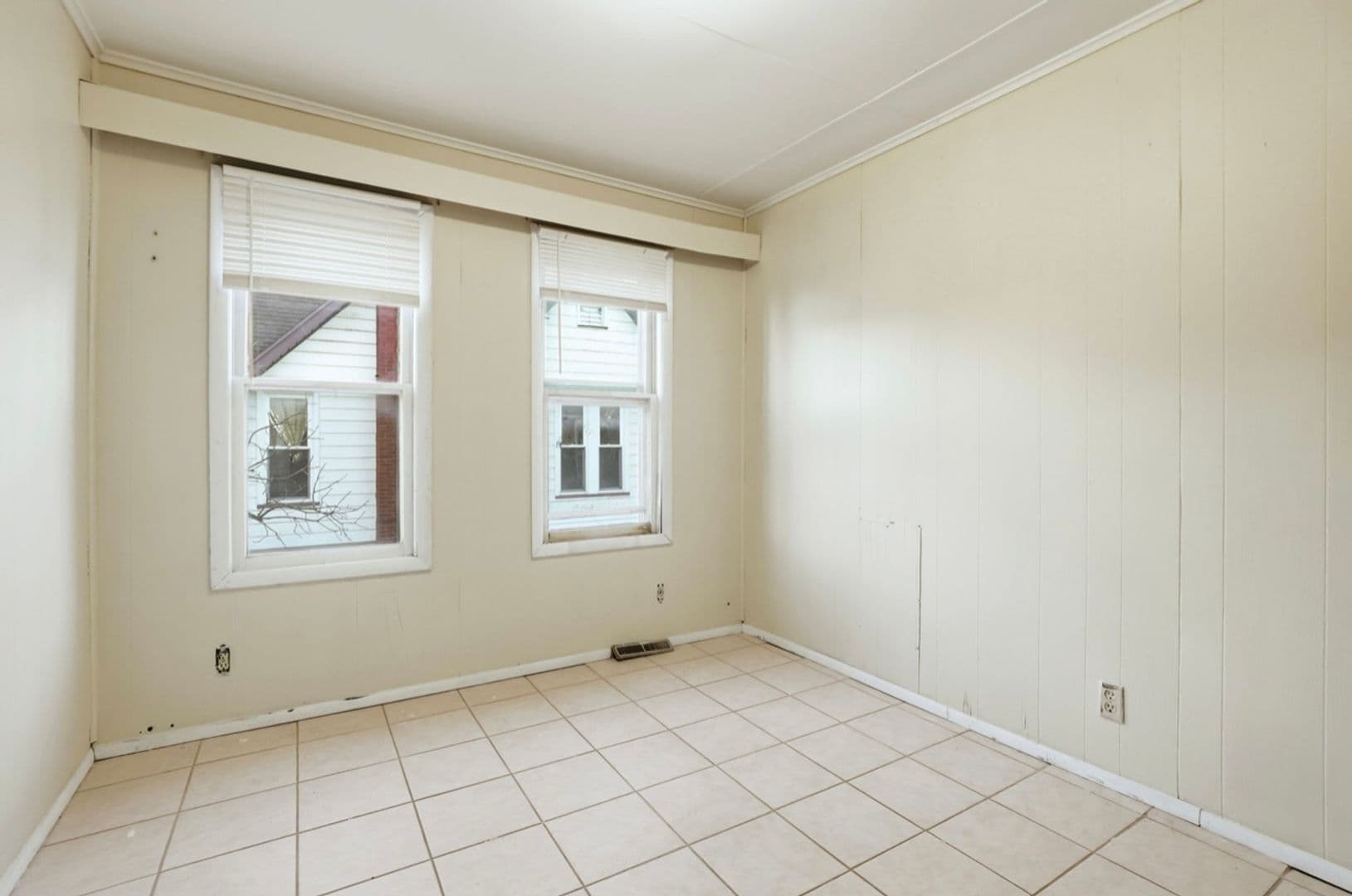 Saginaw Apartment: 1610 Court St.