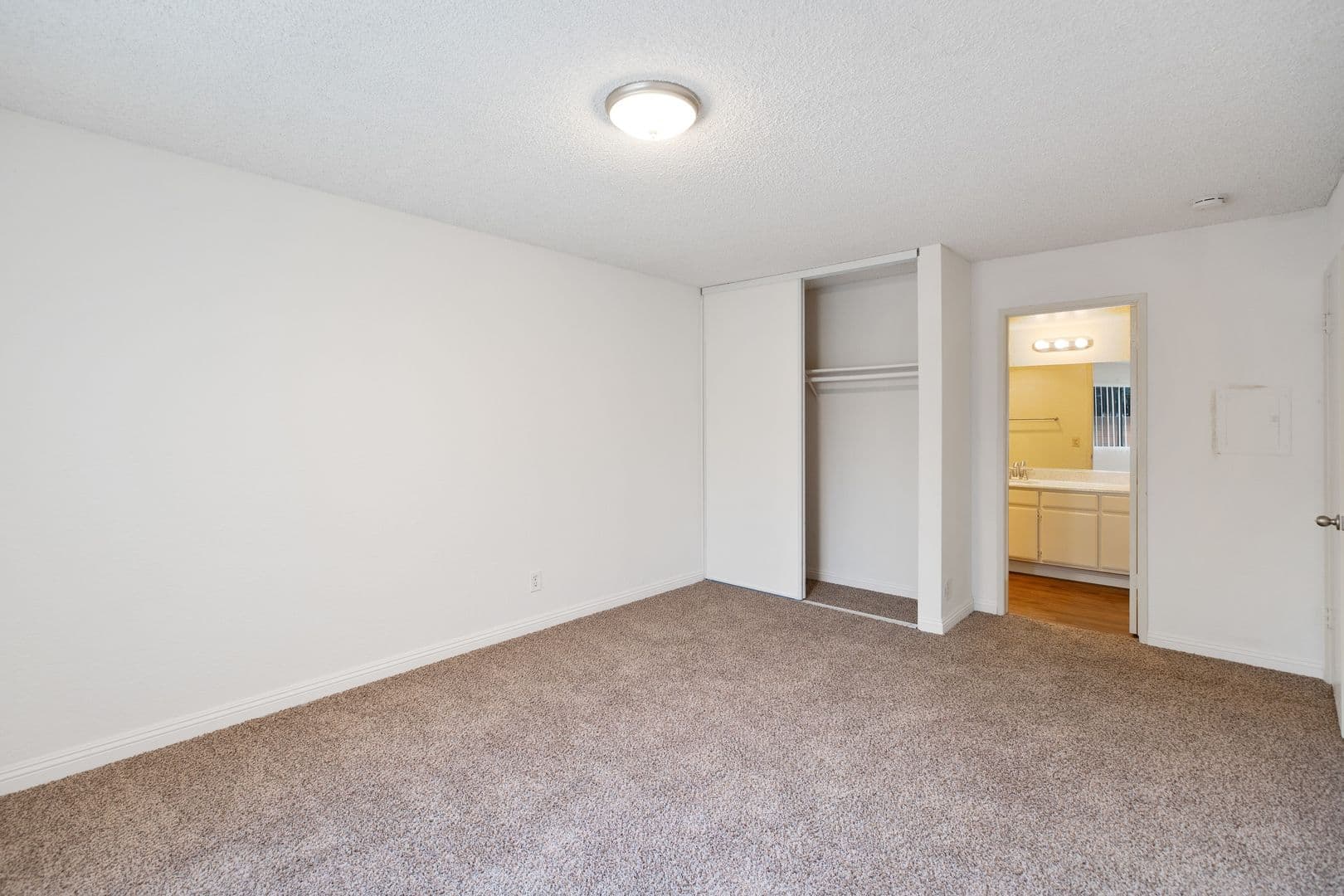 BELLFLOWER Apartment: 17818 WOODRUFF AVENUE