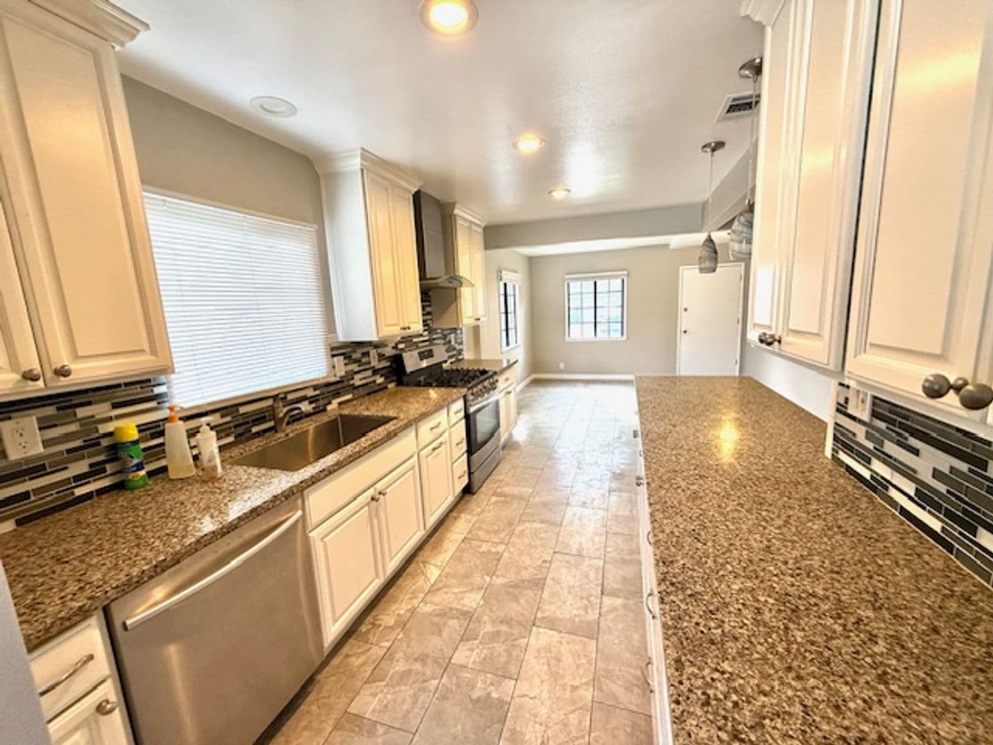 LAKEWOOD House: 5919 SANDWOOD ST
