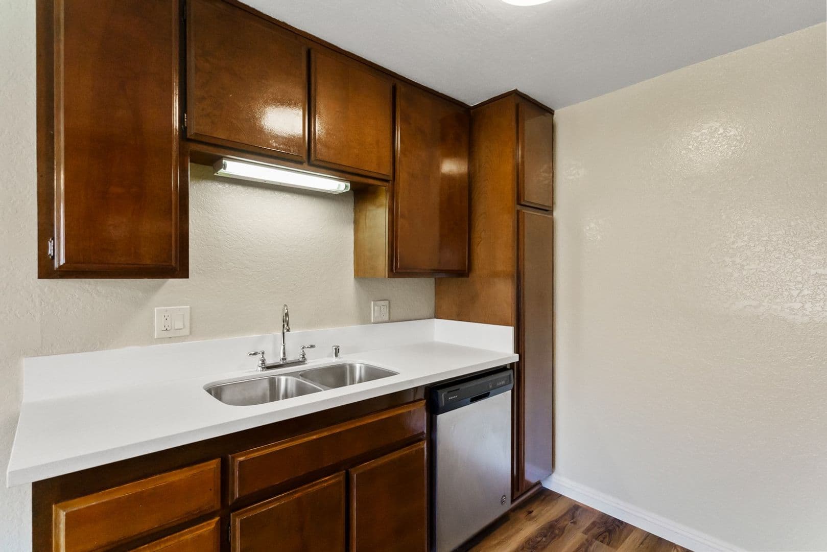 BELLFLOWER Apartment: 17818 WOODRUFF AVENUE