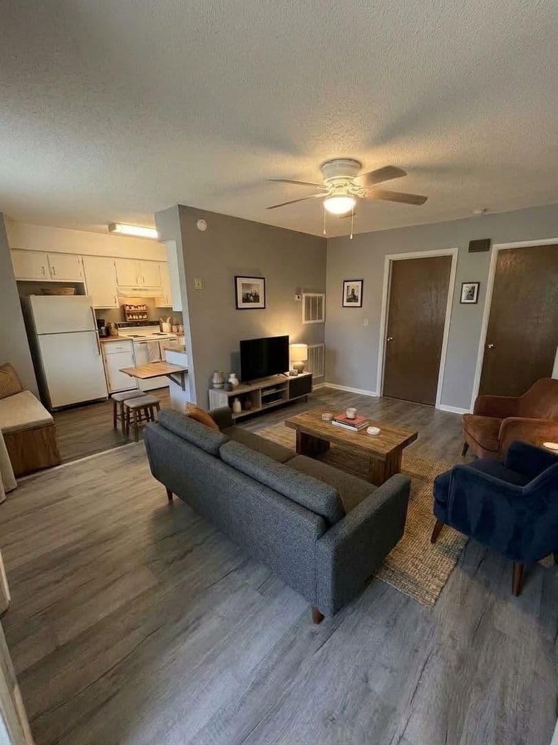 Greeneville Apartment: 102/120 Hartshaw Dr