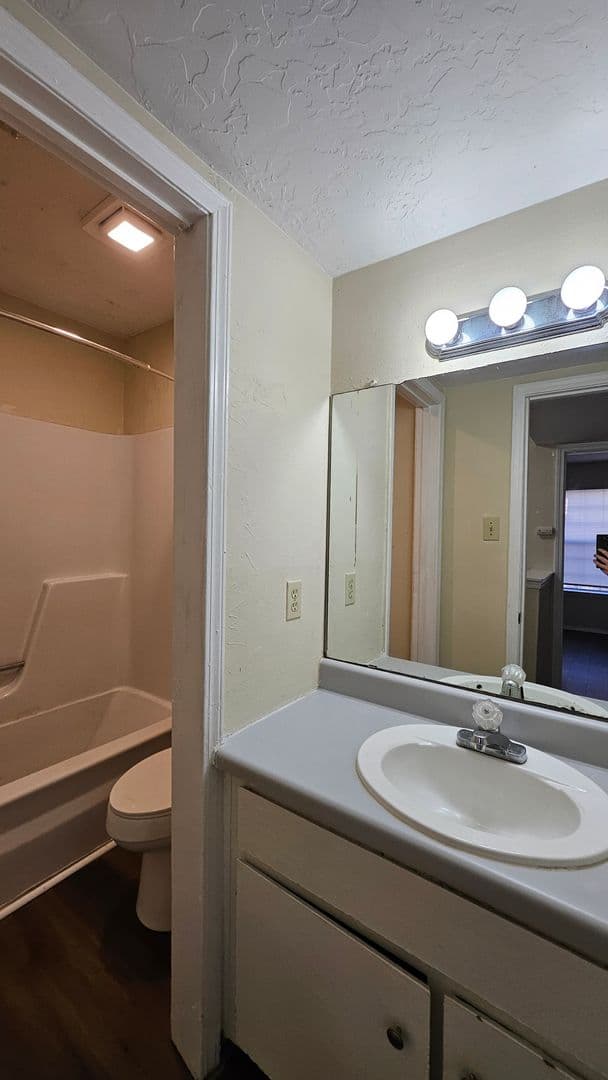 Albuquerque Apartment: 536 Chelwood Park Blvd NE 1-7