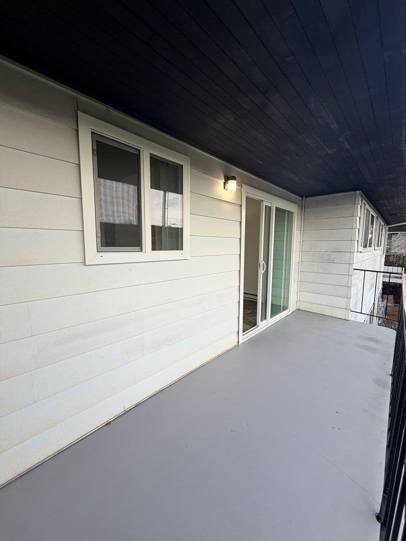 Portland Apartment: 9008 NE Hassalo St