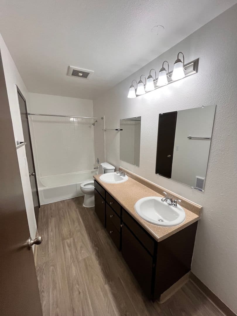 Portland Apartment: 4501-4537 SW Luradel St