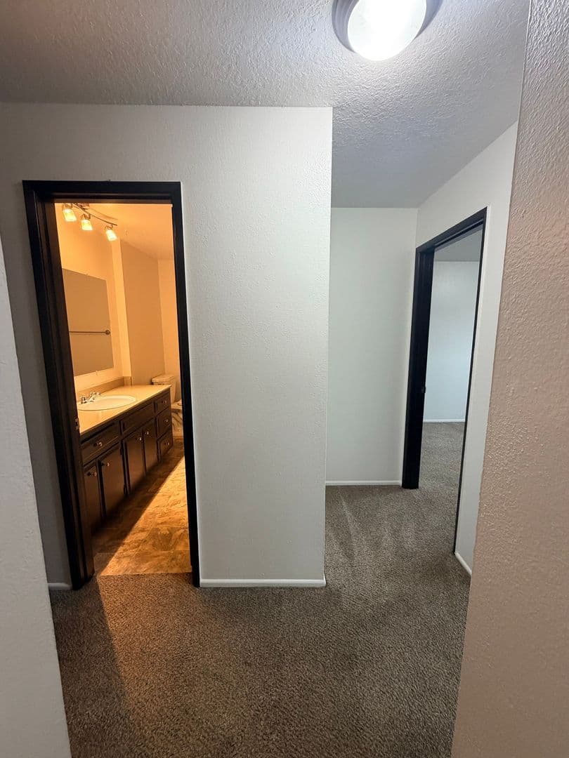 Portland Apartment: 9008 NE Hassalo St