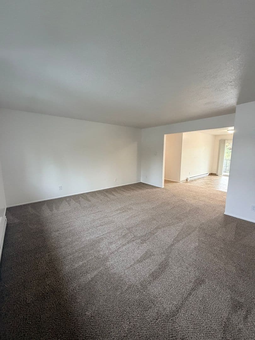 Portland Apartment: 9008 NE Hassalo St