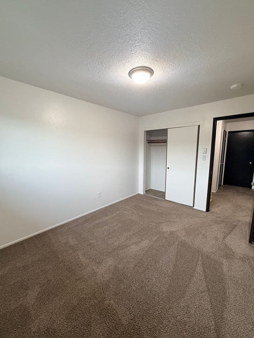 Portland Apartment: 9008 NE Hassalo St