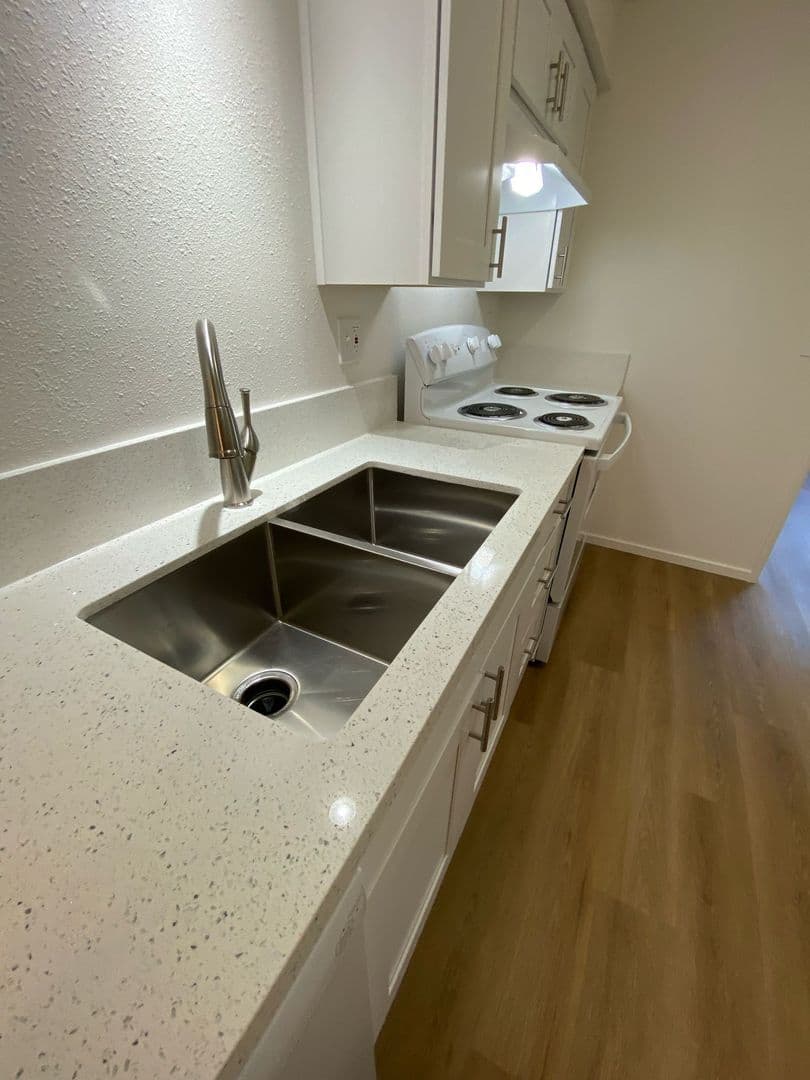 Portland Apartment: 17925 E Burnside St
