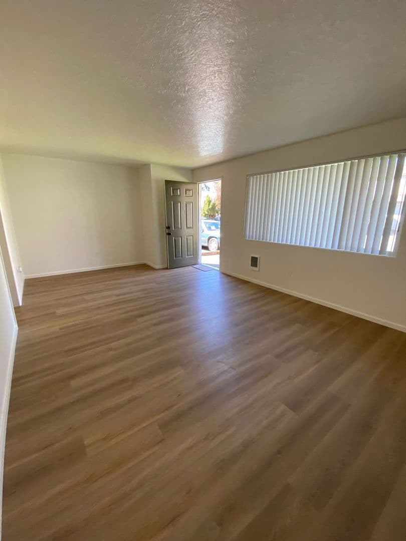 Portland Apartment: 17925 E Burnside St