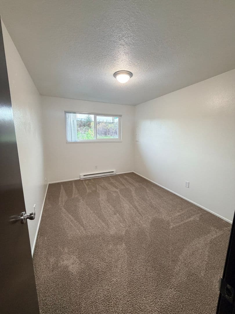 Portland Apartment: 9008 NE Hassalo St