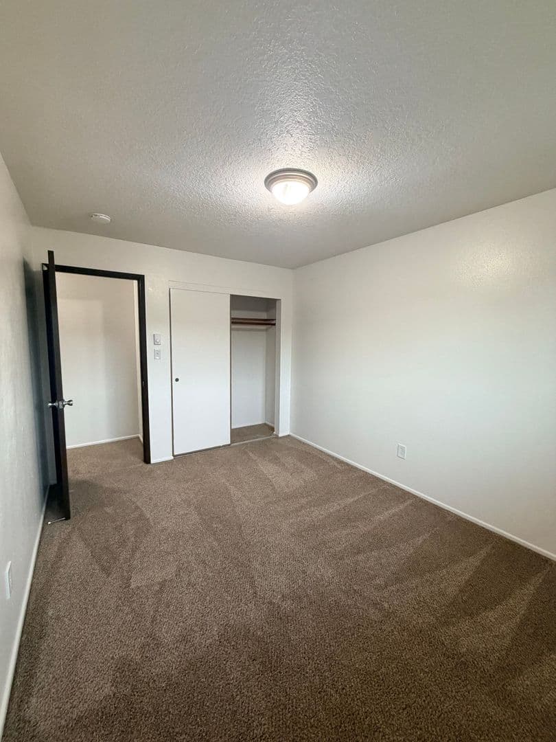 Portland Apartment: 9008 NE Hassalo St