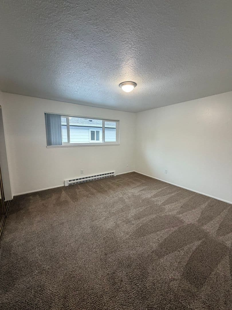 Portland Apartment: 9008 NE Hassalo St