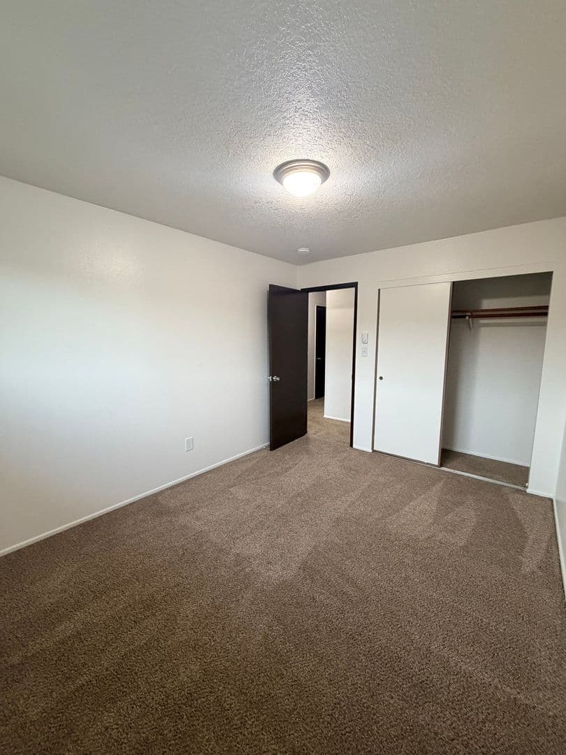 Portland Apartment: 9008 NE Hassalo St