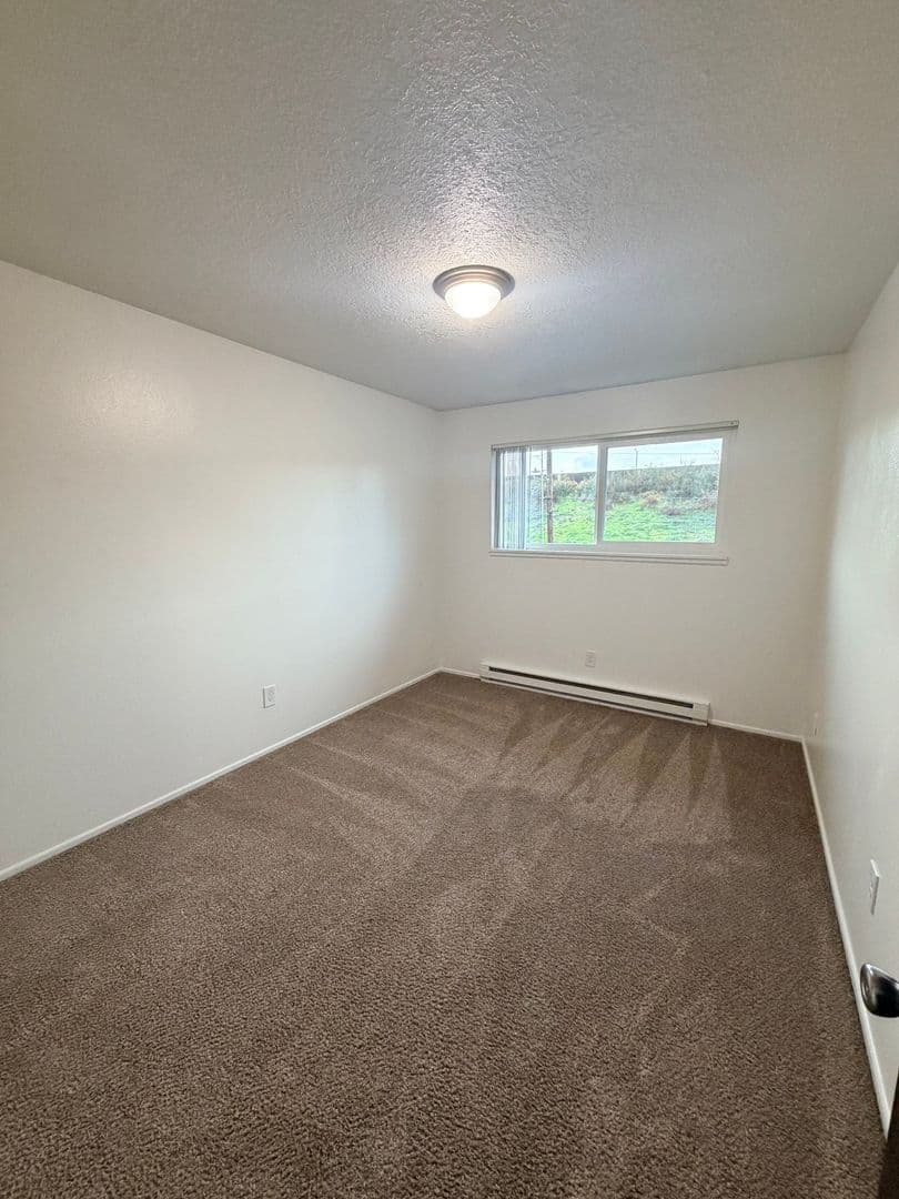 Portland Apartment: 9008 NE Hassalo St