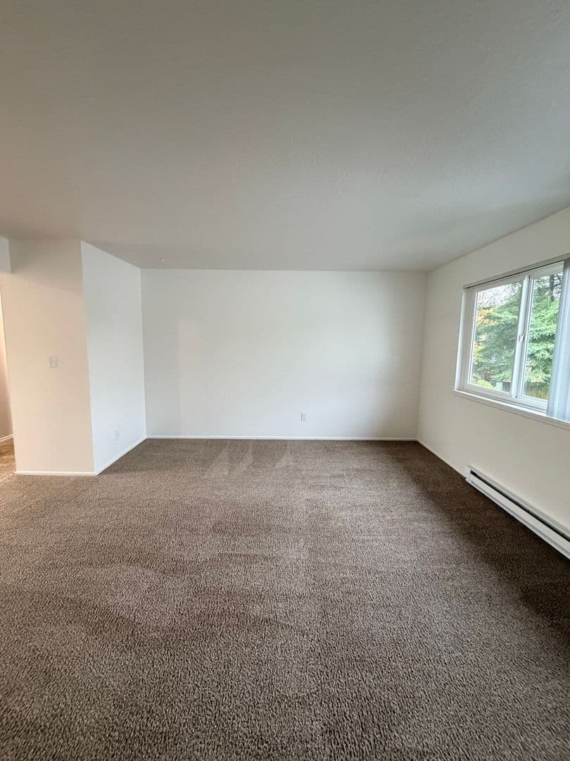Portland Apartment: 9008 NE Hassalo St
