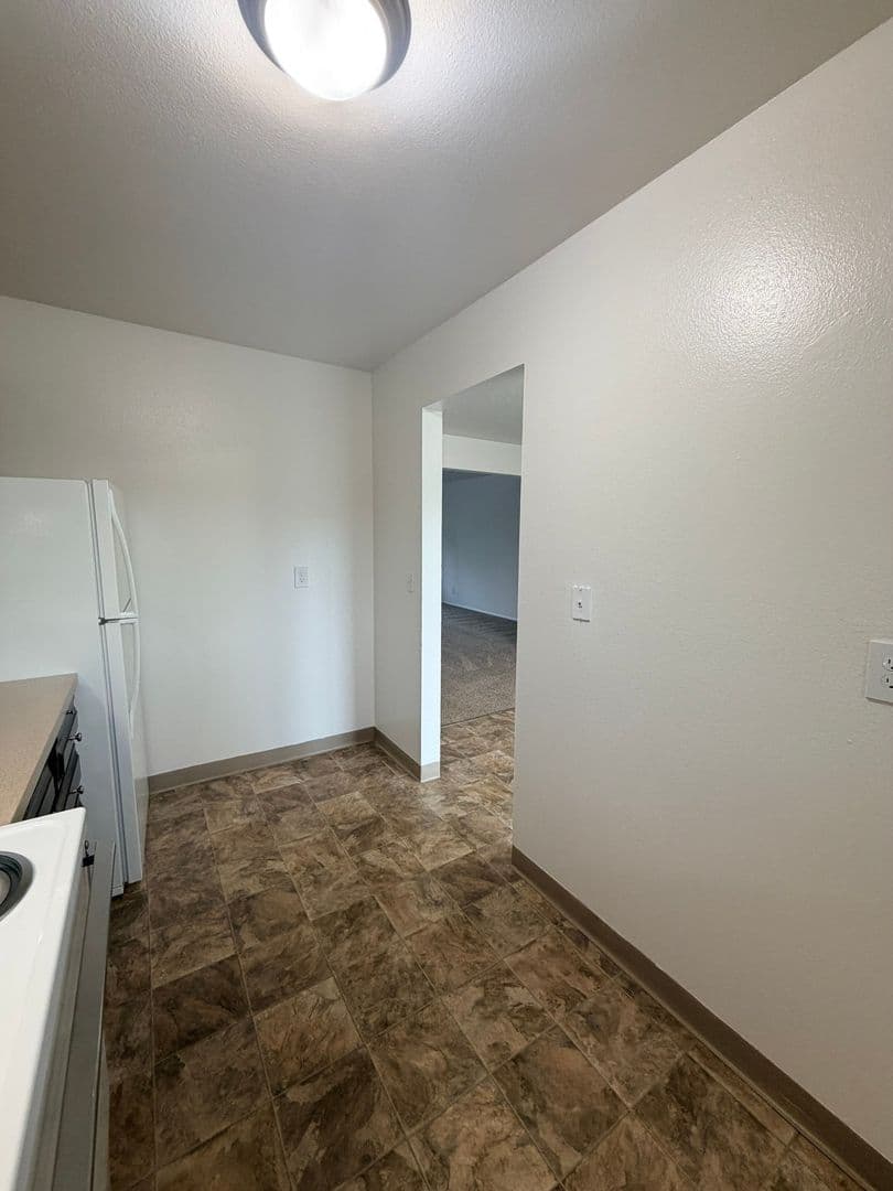 Portland Apartment: 9008 NE Hassalo St