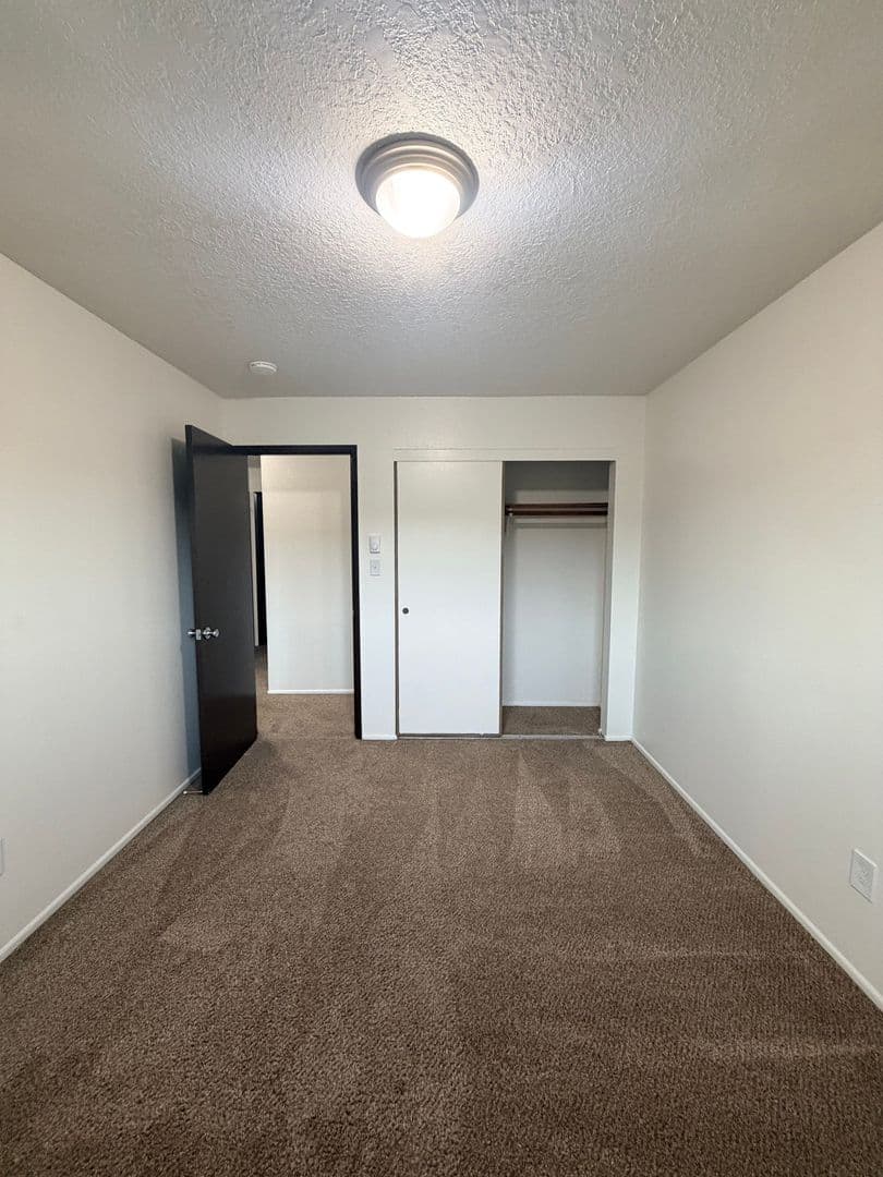 Portland Apartment: 9008 NE Hassalo St