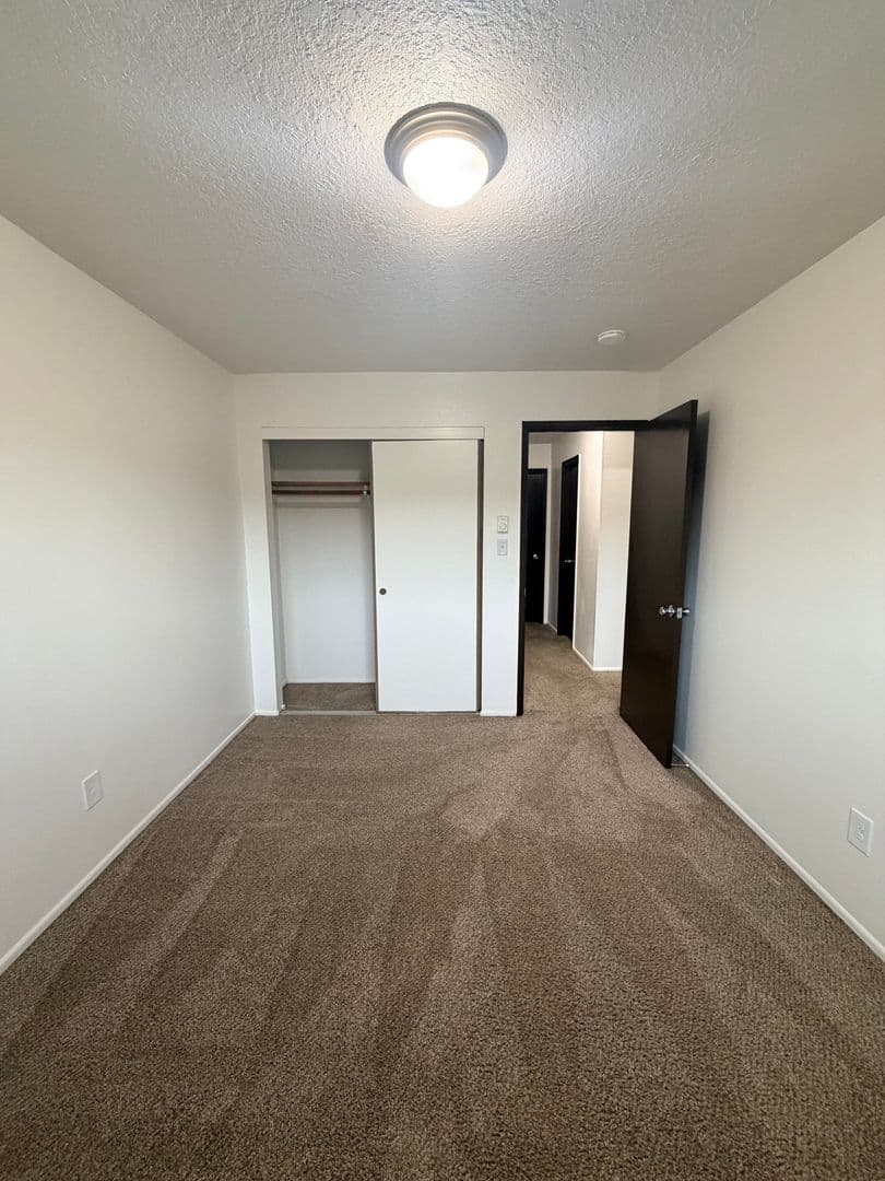 Portland Apartment: 9008 NE Hassalo St