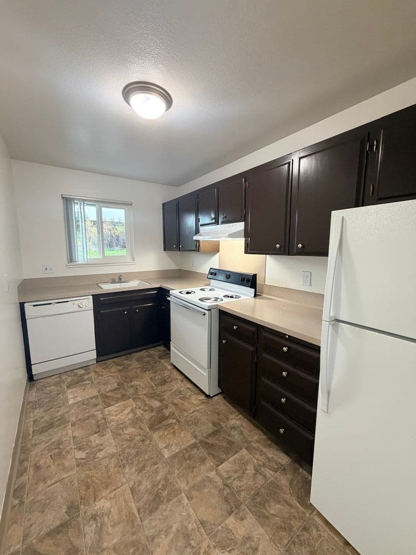 Portland Apartment: 9008 NE Hassalo St