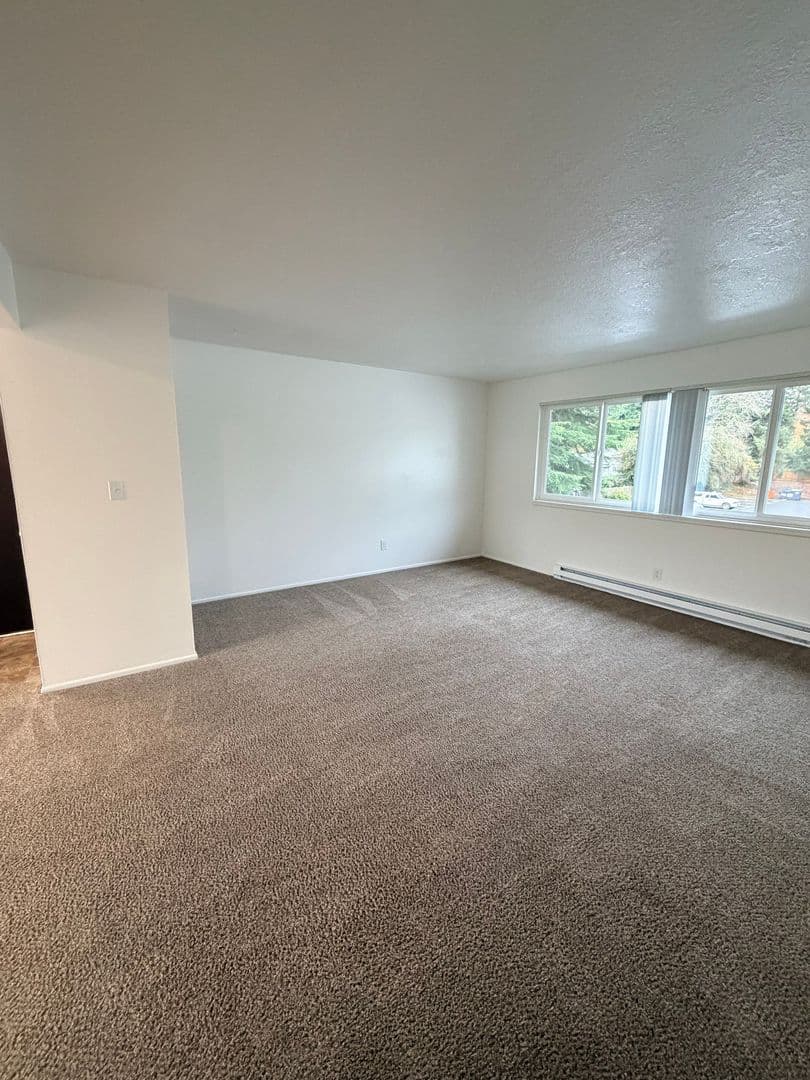 Portland Apartment: 9008 NE Hassalo St