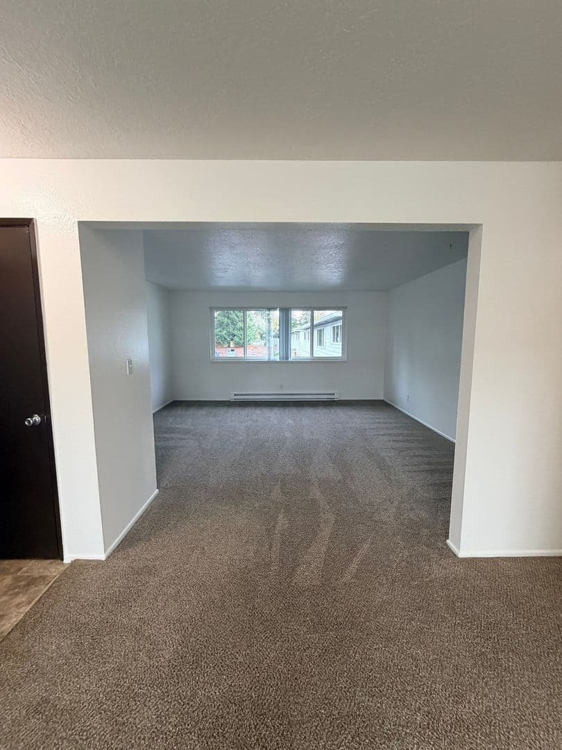 Portland Apartment: 9008 NE Hassalo St