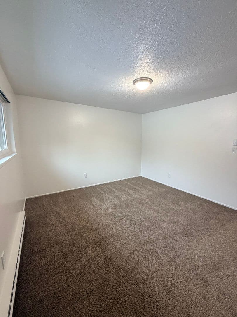 Portland Apartment: 9008 NE Hassalo St