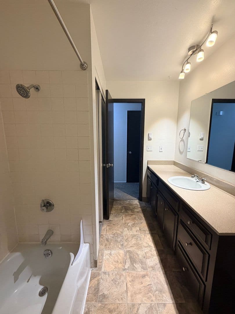 Portland Apartment: 9008 NE Hassalo St