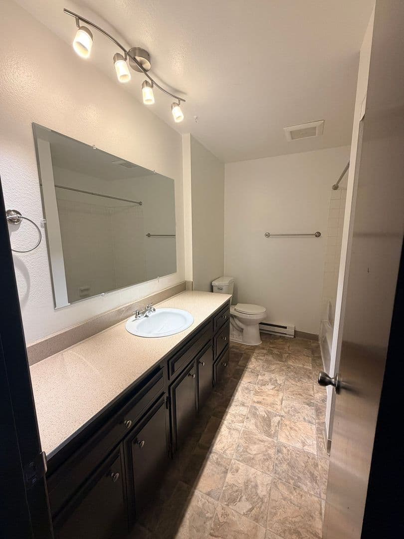 Portland Apartment: 9008 NE Hassalo St