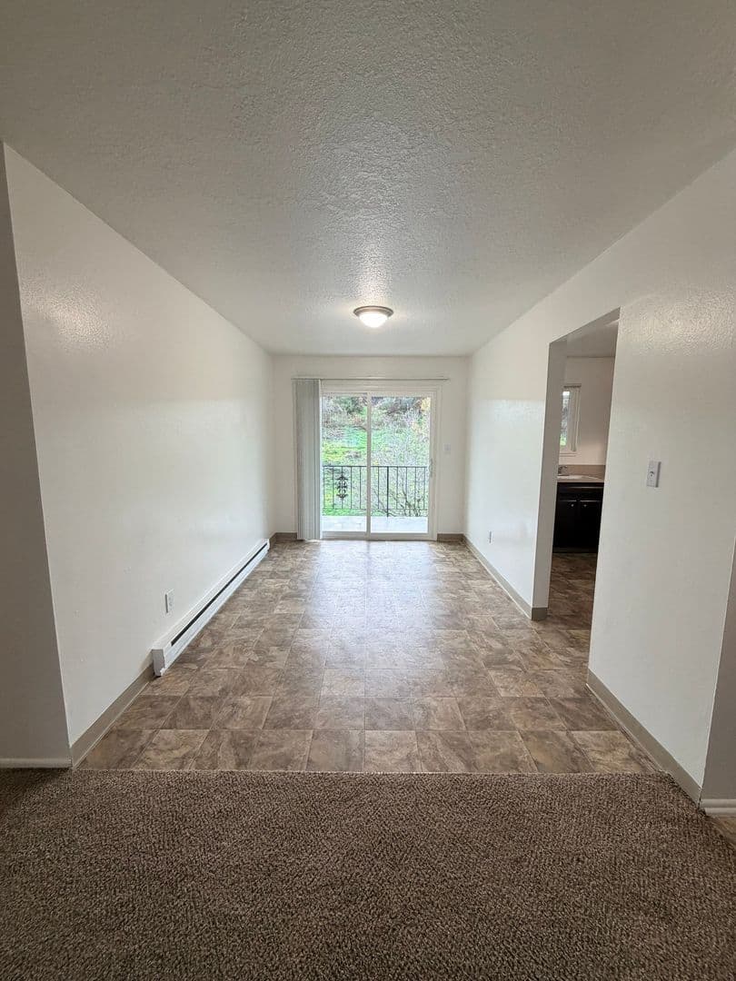 Portland Apartment: 9008 NE Hassalo St