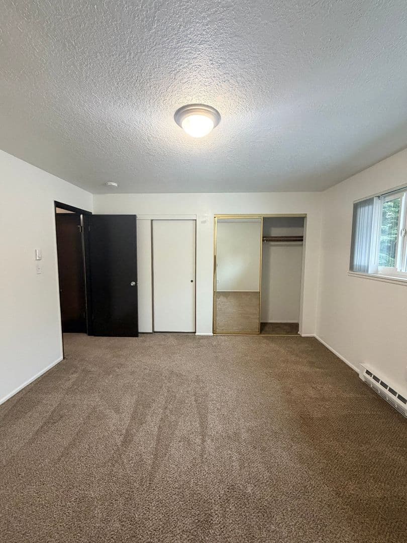 Portland Apartment: 9008 NE Hassalo St