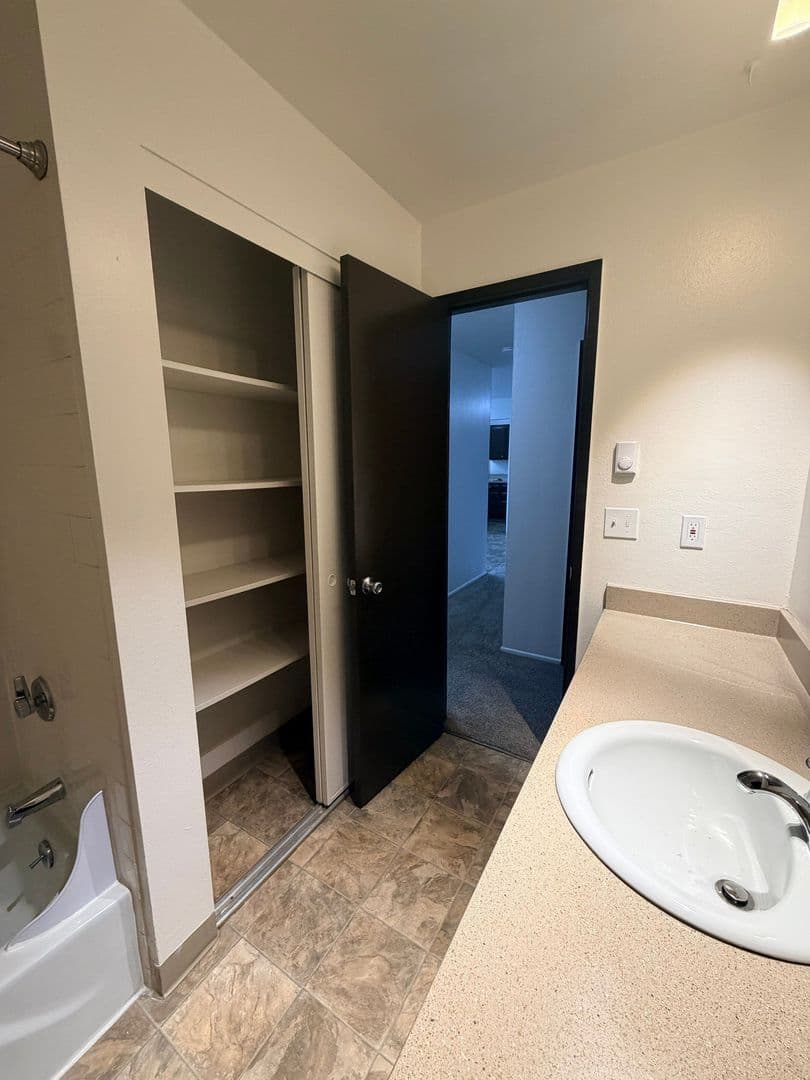 Portland Apartment: 9008 NE Hassalo St