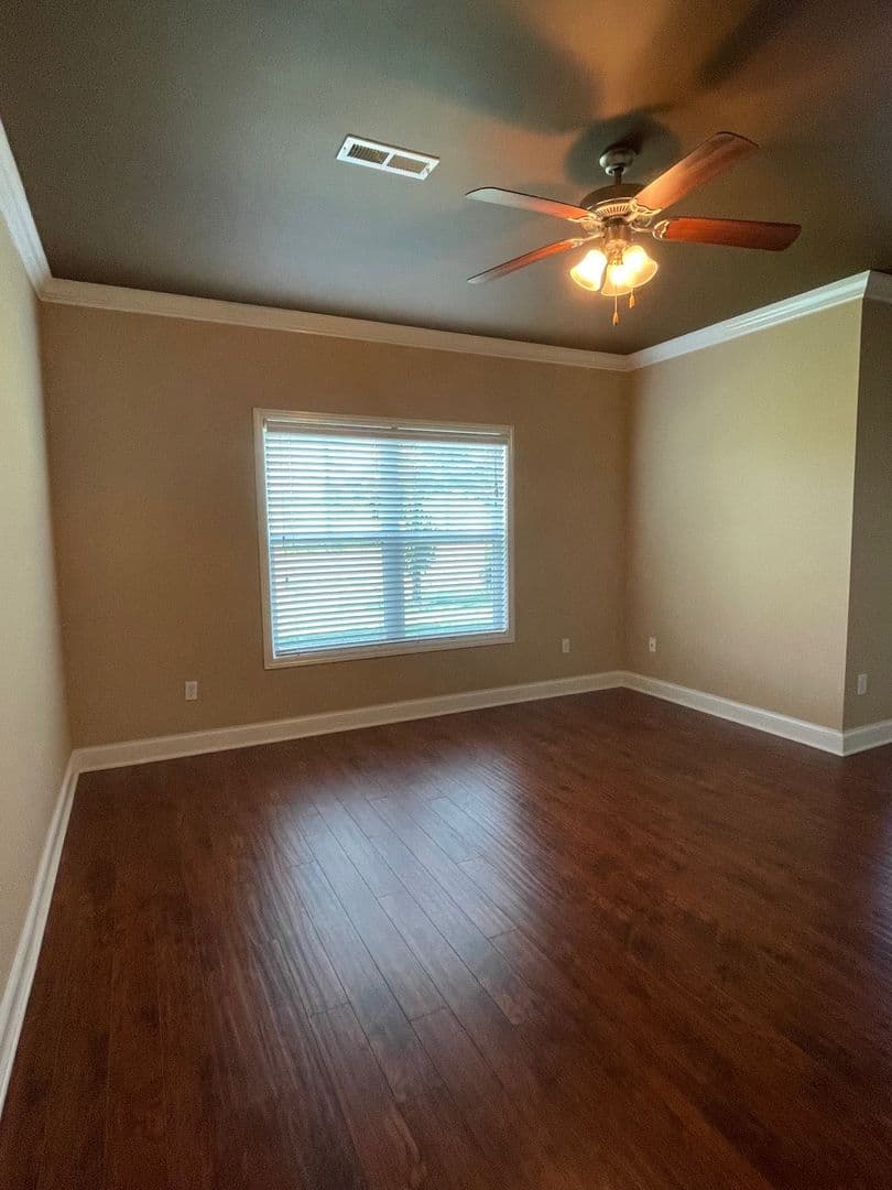 Bowling Green Apartment: 655 Declaration Way