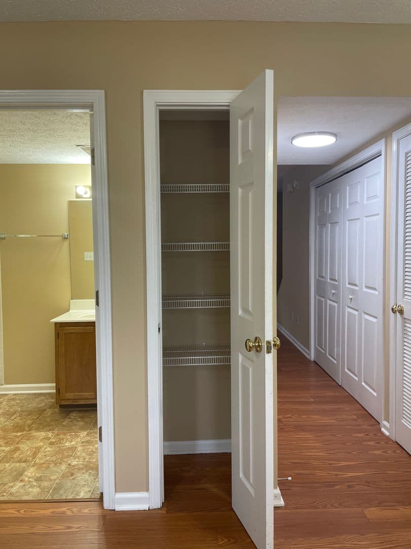 Bowling Green Apartment: 1114 Brockley Way
