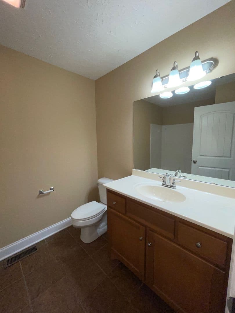 Bowling Green Apartment: 655 Declaration Way