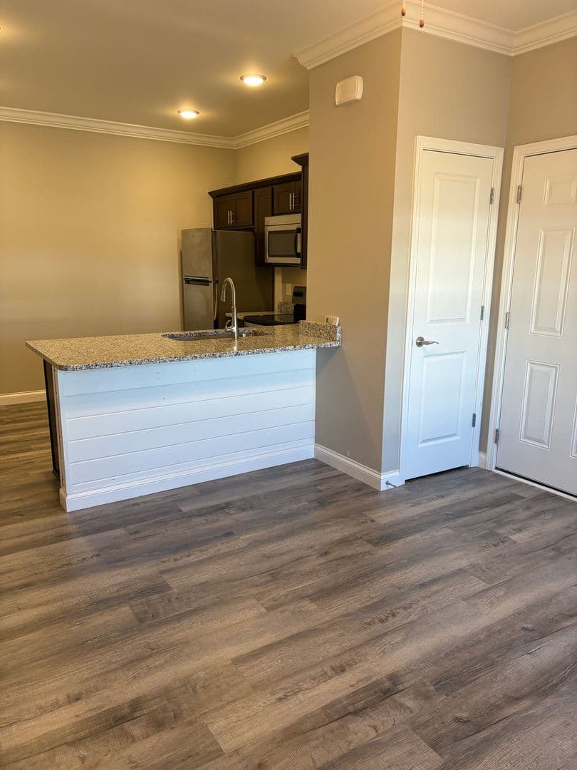 Bowling Green Apartment: 222 Moss View Street