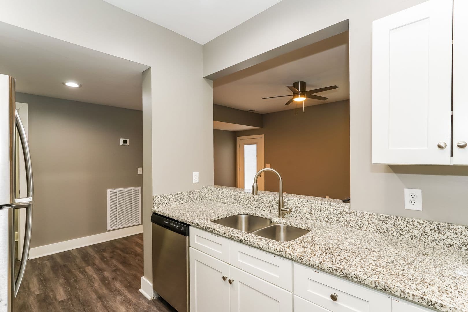 Bowling Green Apartment: 216 Moss View St