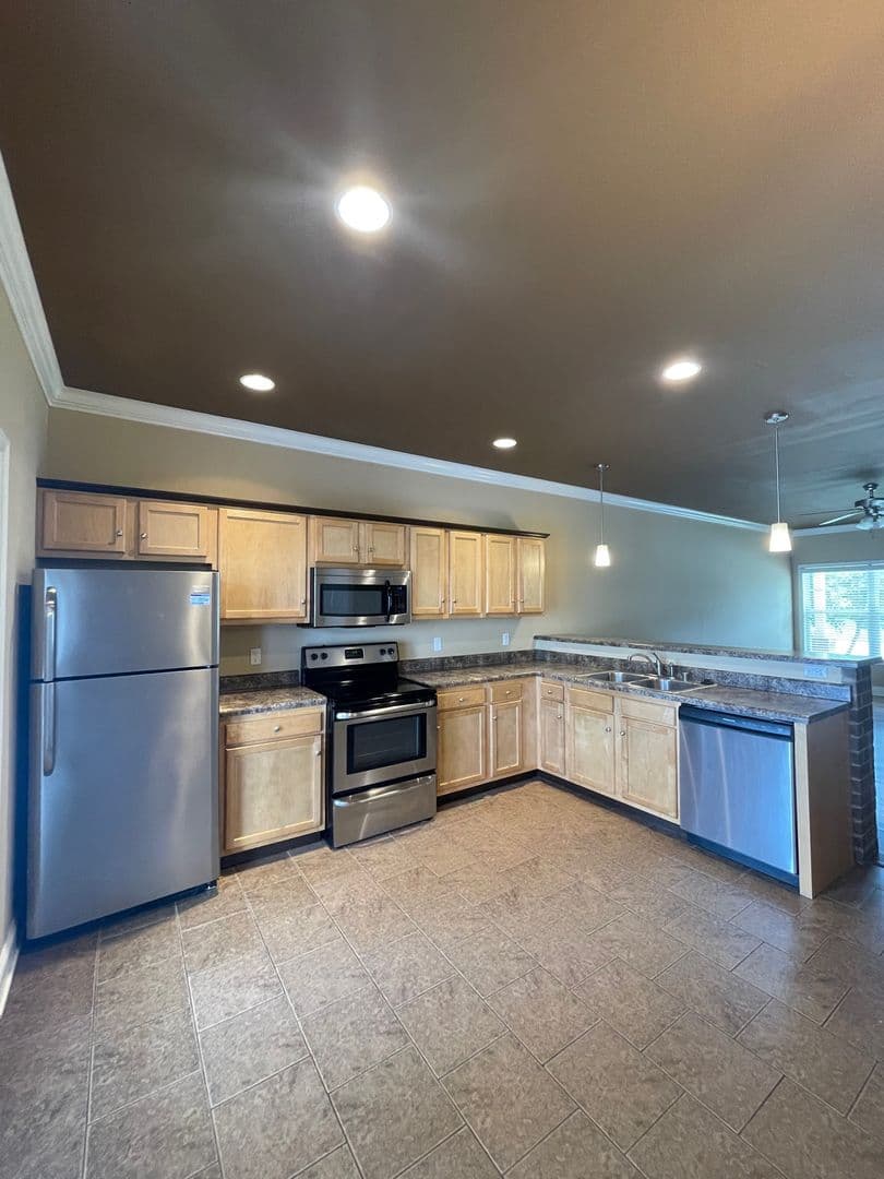 Bowling Green Apartment: 655 Declaration Way
