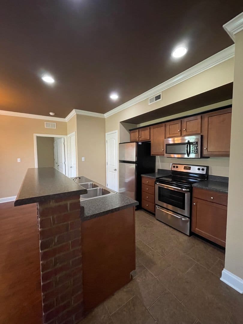 Bowling Green Apartment: 655 Declaration Way