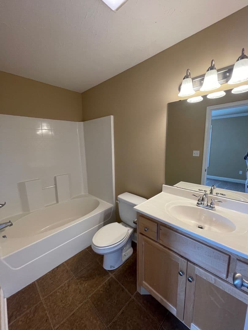Bowling Green Apartment: 655 Declaration Way
