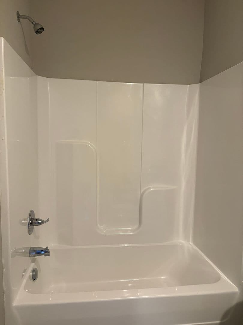Bowling Green Apartment: 222 Moss View Street