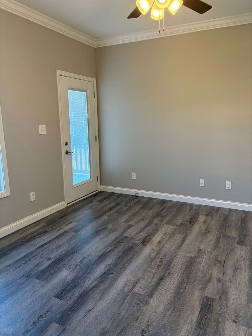 Bowling Green Apartment: 222 Moss View Street