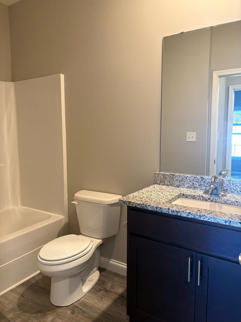 Bowling Green Apartment: 222 Moss View Street
