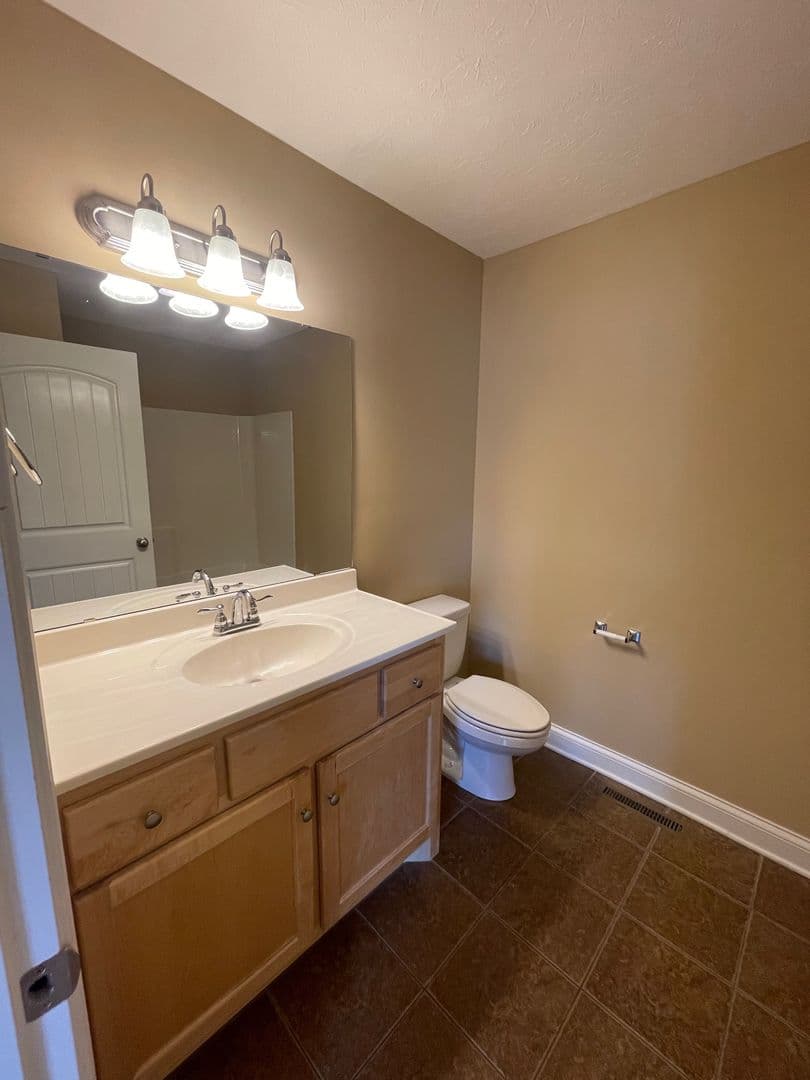Bowling Green Apartment: 655 Declaration Way