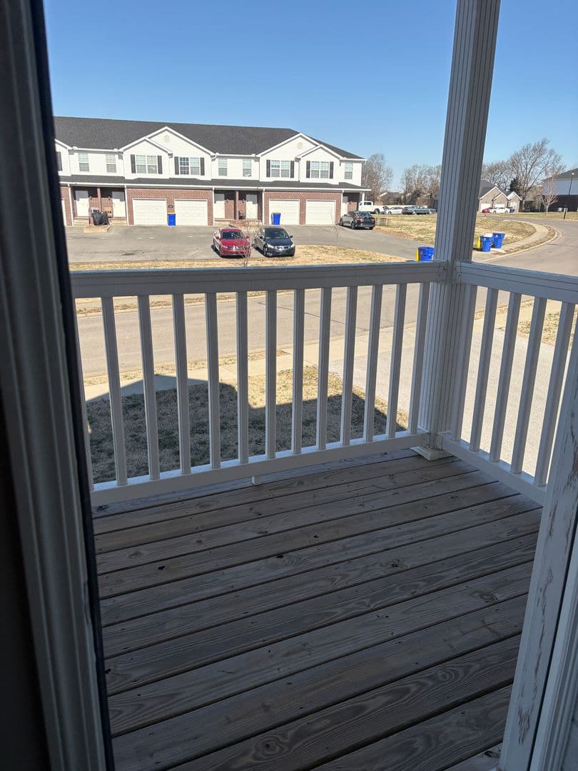 Bowling Green Apartment: 222 Moss View Street