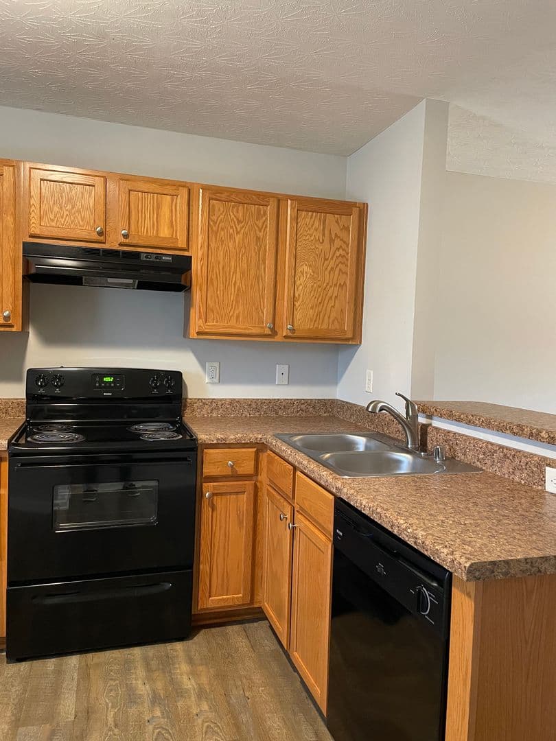 Bowling Green Apartment: 398 Lower Stone Avenue