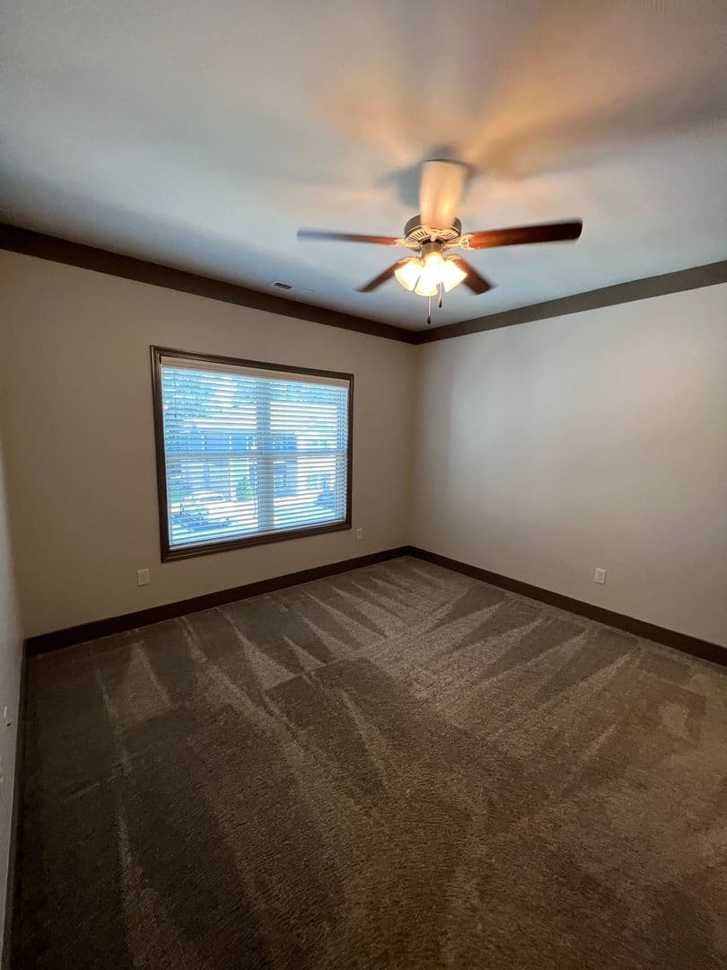 Bowling Green Apartment: 556 Emmett Ave